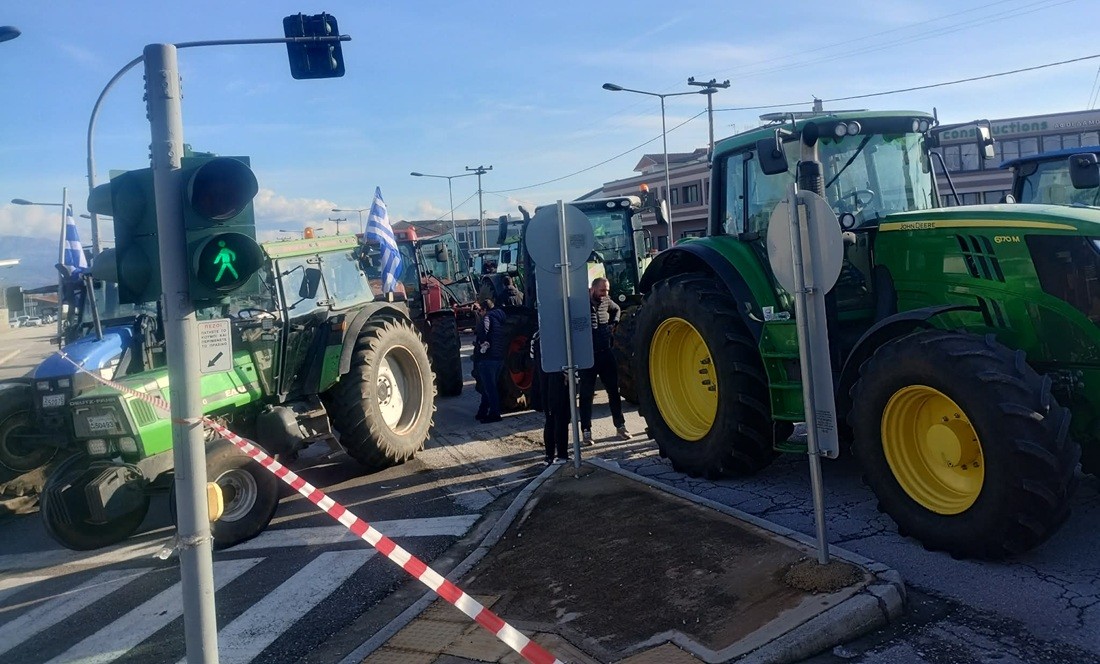 Με τρακτέρ και αγροτικά απέκλεισαν τον κόμβο του αεροδρομίου οι αγροτοκτηνοτρόφοι 52 agrotes aerodromio2