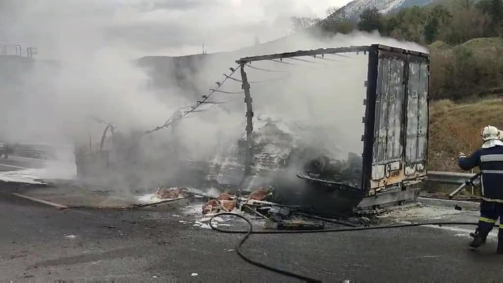 Φωτιά σε φορτηγό με πλαστικά στην Εγνατία Οδό 51 Fwtia forthgo plastika 1