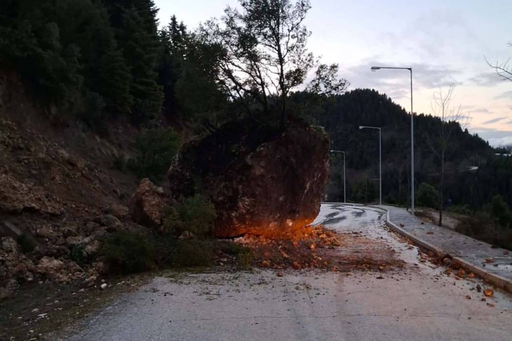 Αποκόλληση βράχου στην είσοδο των Πραμάντων 52 Vraxos eisodos Pramantwn 1