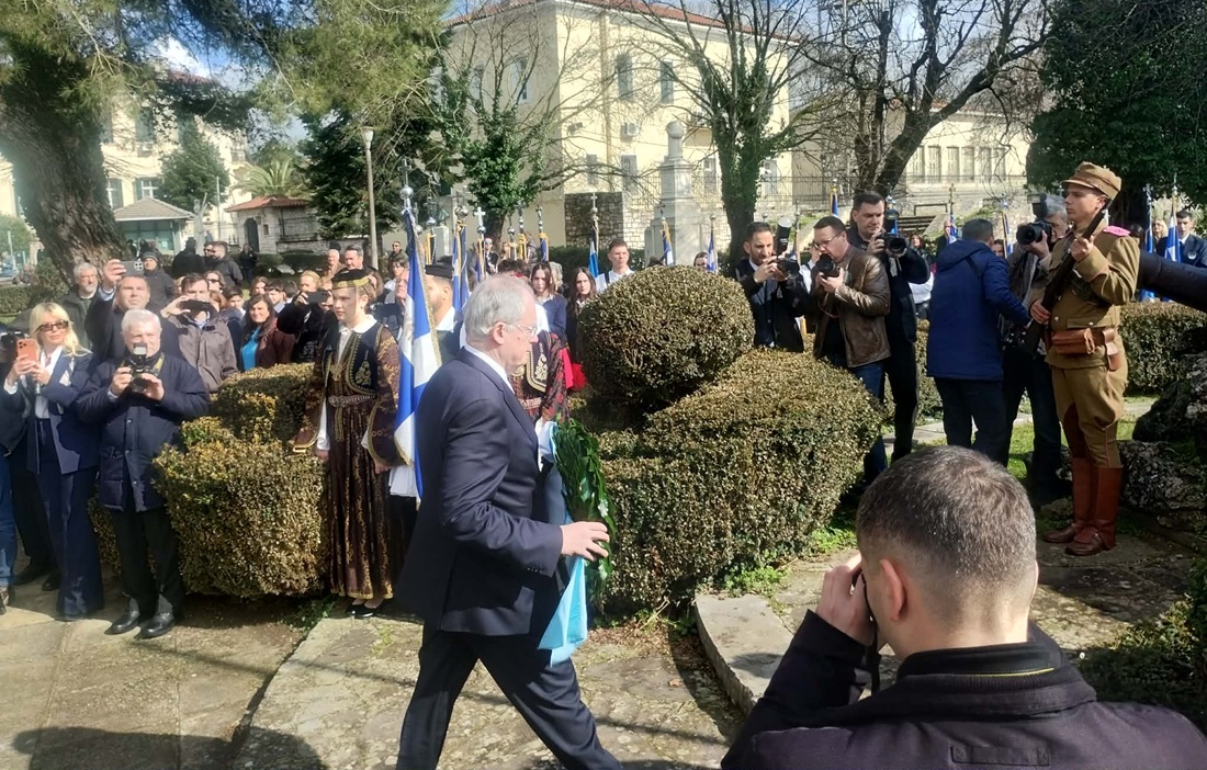 Στεφάνι στο Ηρώο Μπιζανομάχων από τον Πρόεδρο της Δημοκρατίας 50 tasoulas stefani