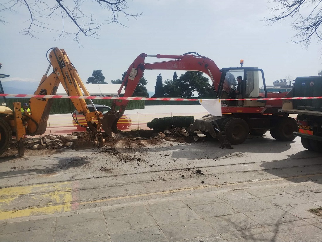 Σε ισχύ οι κυκλοφοριακές ρυθμίσεις μπροστά από την Περιφέρεια 55 ergasies anodos Dwdwnis 1