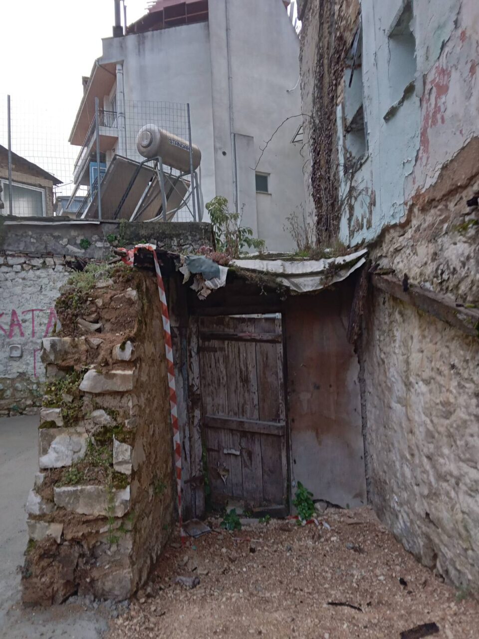 porta xalasmeni ismini tzavella