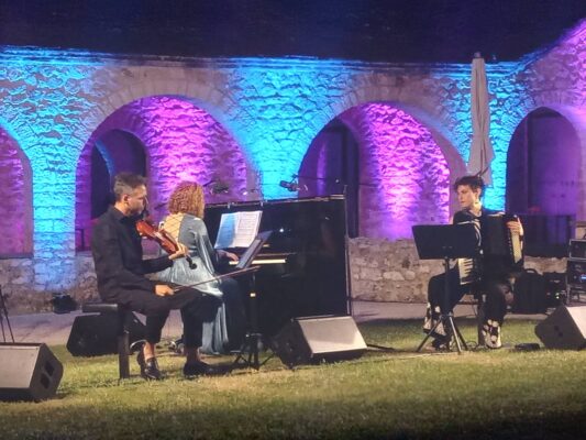 trio musarti mouseio argyrotexnias 1